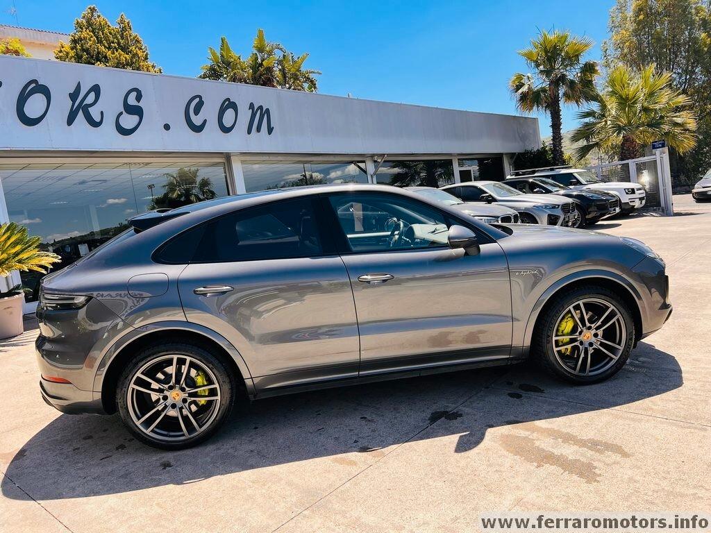 Porsche Cayenne Coupé 3.0 V6 E-Hybrida soli 779 euro al mese