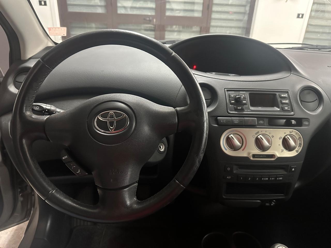 TOYOTA Yaris 1.0i (65) 3.p Sol 2004