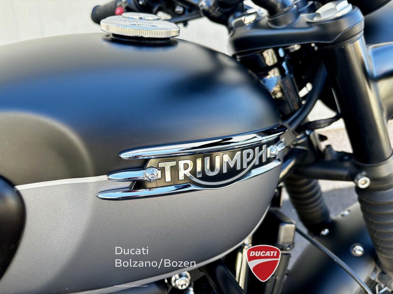 Triumph Bonneville T120 Black