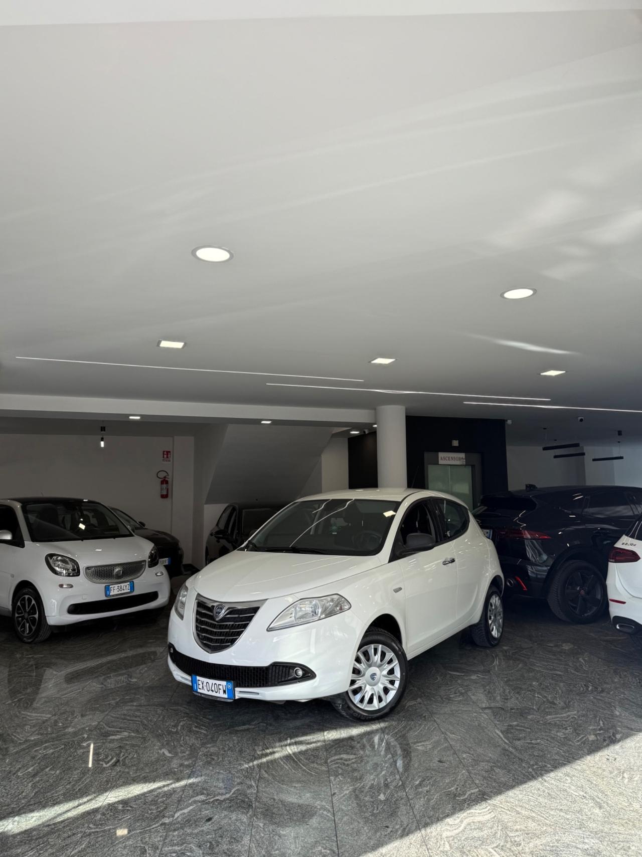 Lancia Ypsilon 0.9 TwinAir 85 CV 5 porte Metano Ecochic Silver