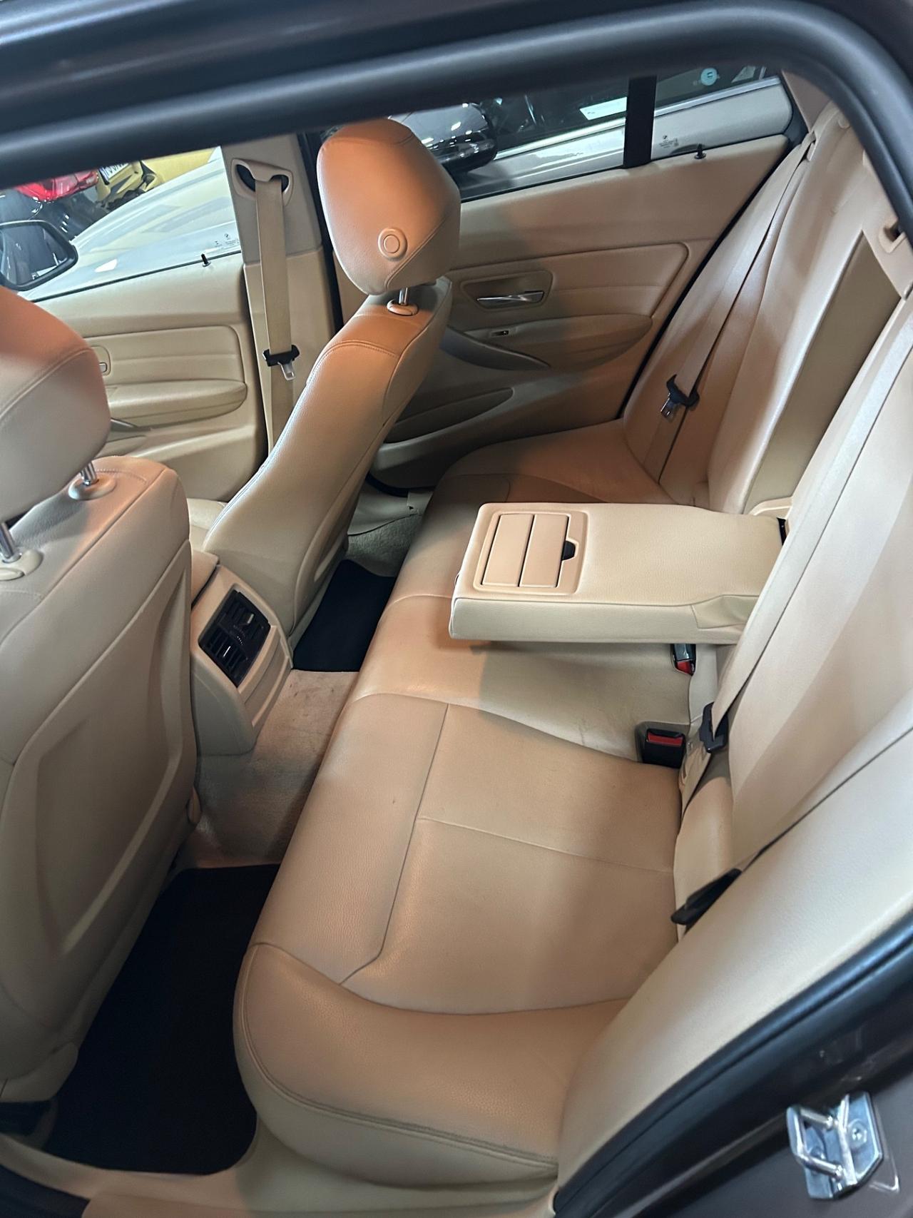 BMW 318d Touring 143 cv “PELLE/NAVI/SENSORI”-2015