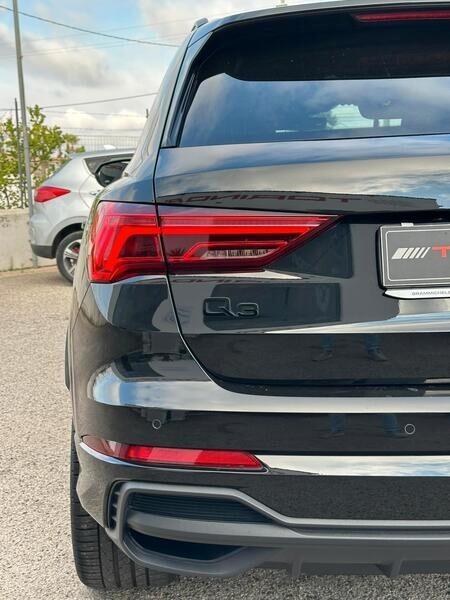 Audi Q3 45 TFSI e S tronic Line Identity Black