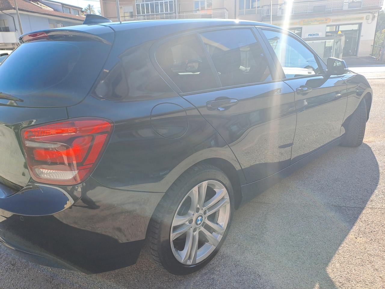 Bmw 116 116d 5p. Unique