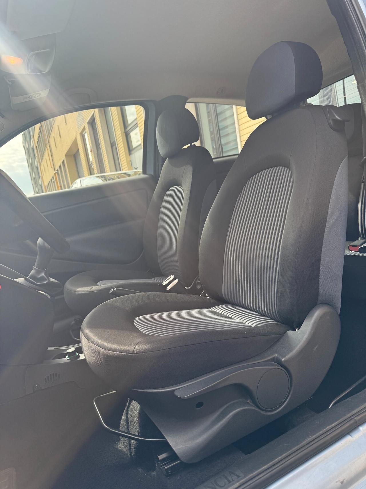 Lancia Ypsilon 1.3 MJT 75 CV Argento NEOPATENTATI