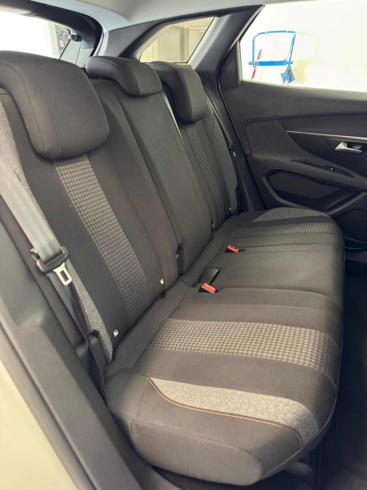 Peugeot 2008 BlueHDi 130 S&S EAT8 Allure