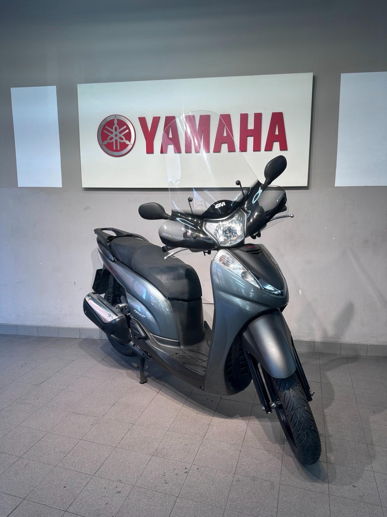 Honda SH 300 i total grey