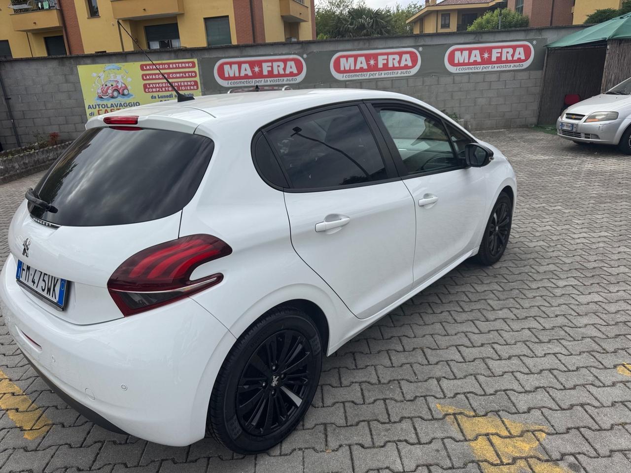 Peugeot 208 PureTech 82 5 porte neopatentati