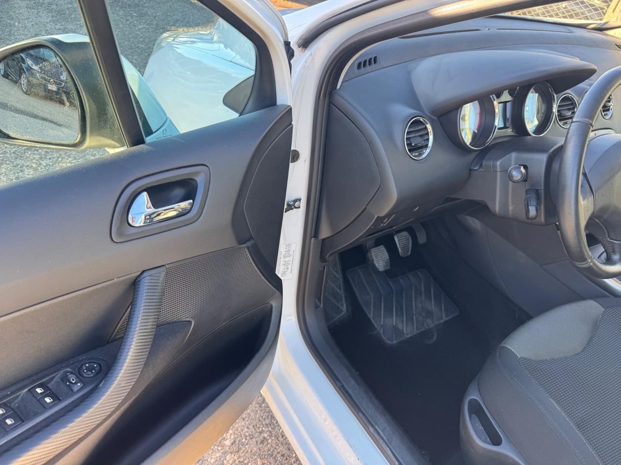 Peugeot 308 1.6 HDi 110CV Ciel Féline NEOPATENTATI