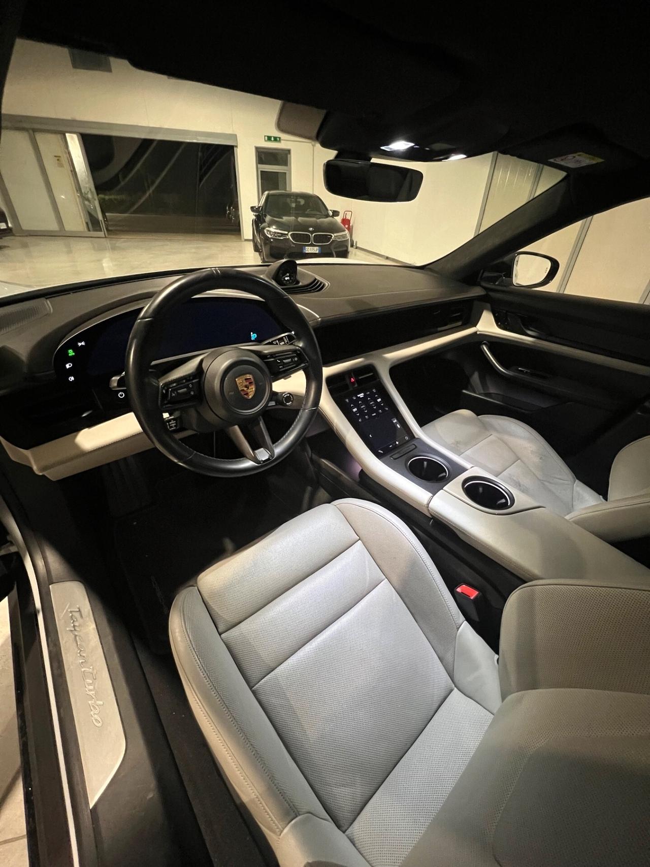 Porsche Taycan Turbo 625CV possibilita noleggio no scoring