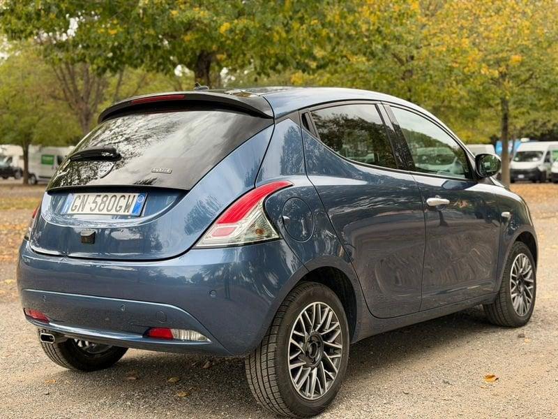 Lancia Ypsilon 1.0 FireFly Hybrid GOLD.