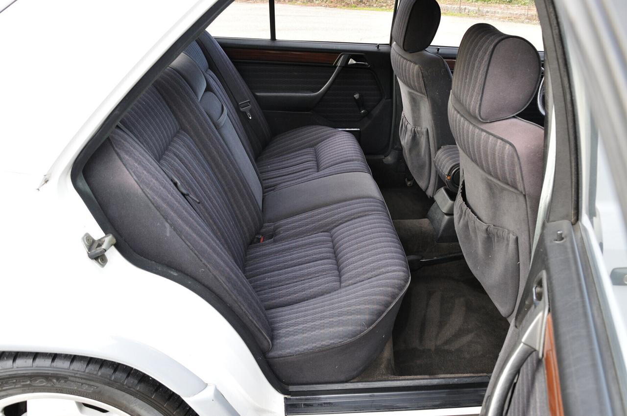 Mercedes-benz 250 W124D (AMG look body kit)