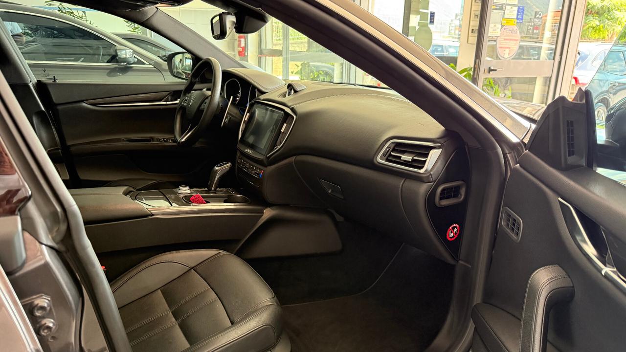 Maserati Ghibli V6 Diesel 275 CV Gransport TETTO