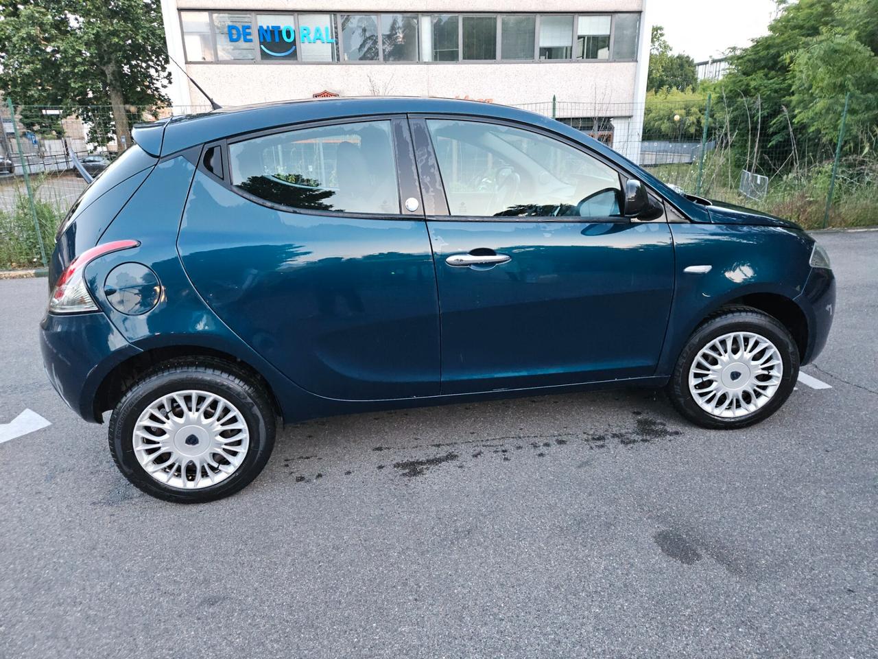 Lancia Ypsilon 0.9 TwinAir 85 CV 5 porte Metano Ecochic Platinum