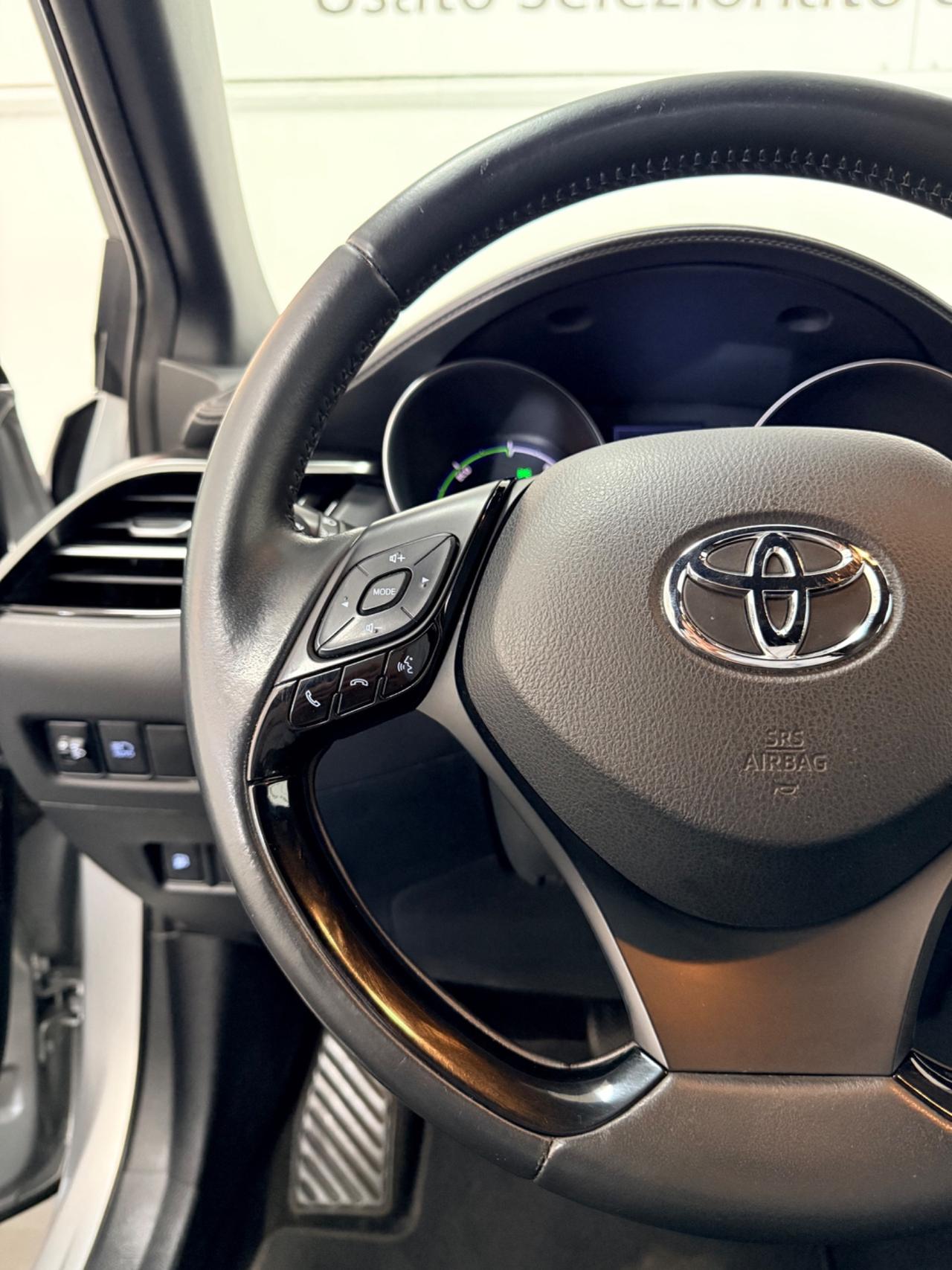 Toyota C-HR 1.8 Hybrid E-CVT 98cv Lounge 07/2022 Neopatentati