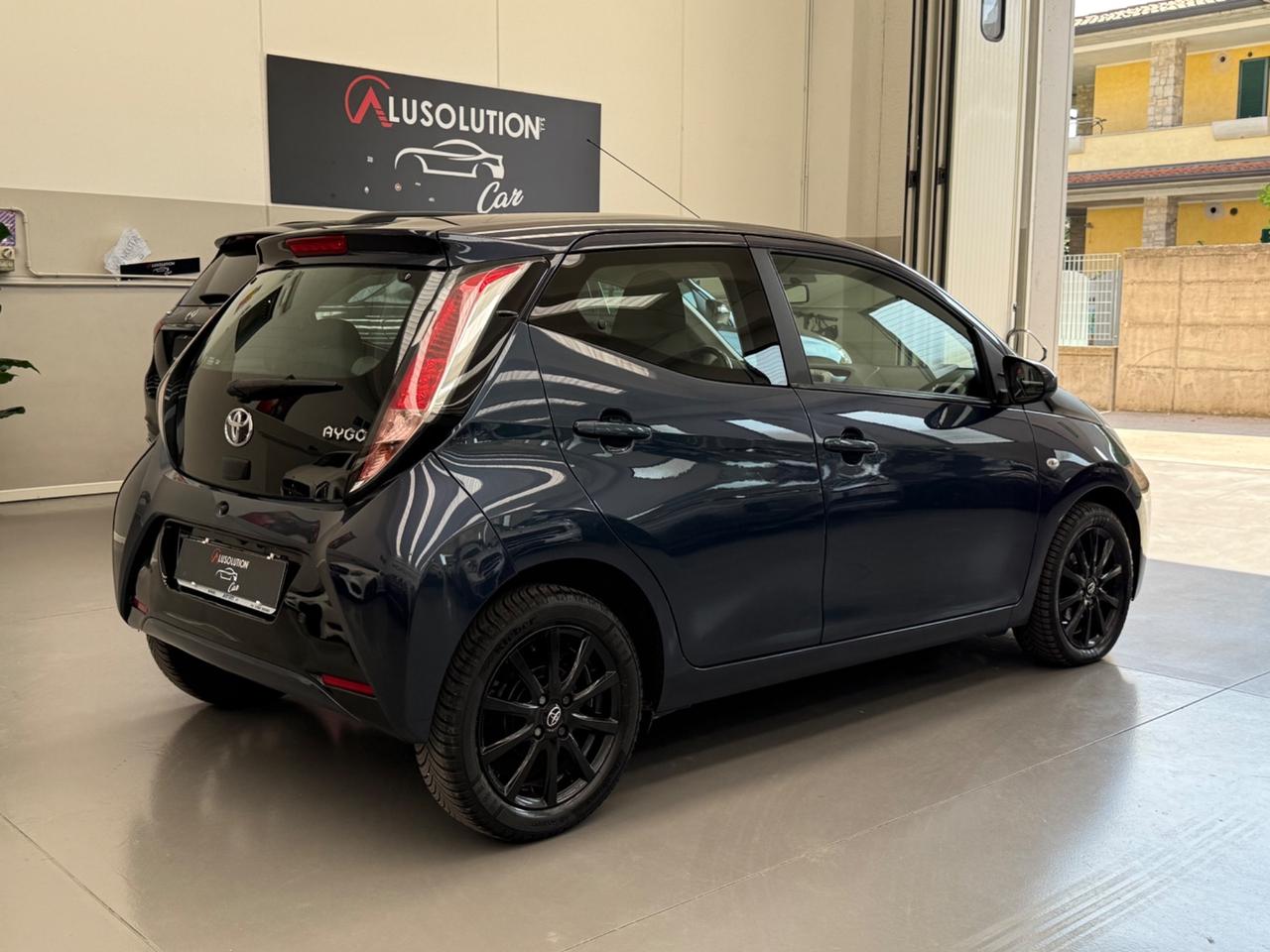 Toyota Aygo 1.0 VVT-i 69 CV 5 porte x-play MMT