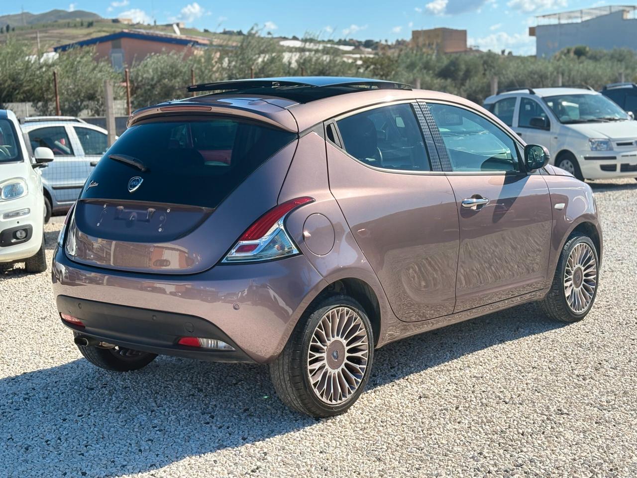 Lancia Ypsilon 1.2 69 CV 5 porte Platinum TETTO APRIBILE