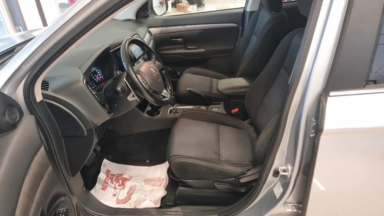 Mitsubishi Outlander 2.2 DI-D 4WD Instyle Plus Navi