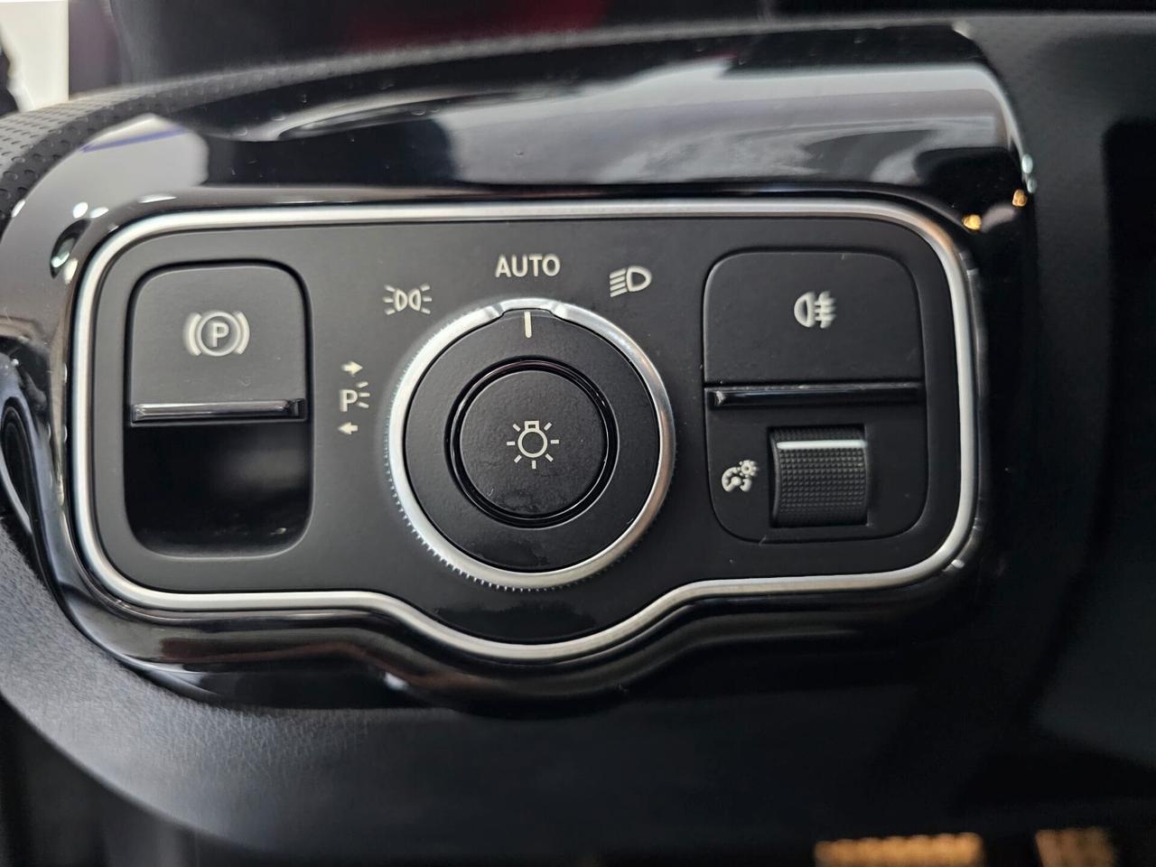 NUOVA MERCEDES-BENZ CLASSE A180d AMG LINE PREMIUM 2.0d 116CV CAMBIO AUTOMATIC