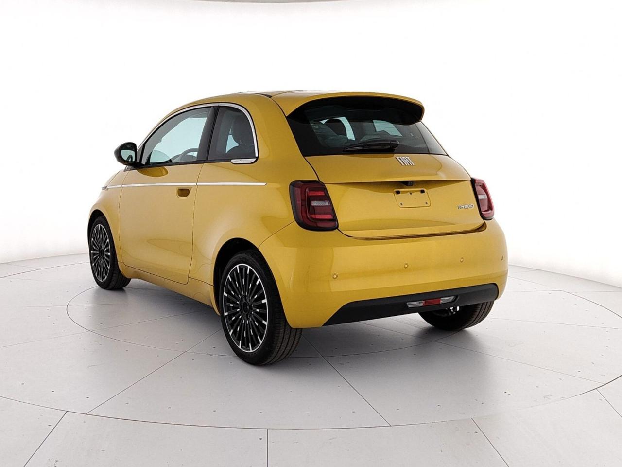 Fiat 500 Berlina Hybrid La Prima