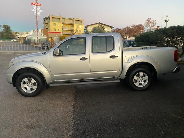 Nissan Navara Double Cab 4x4 autocarro