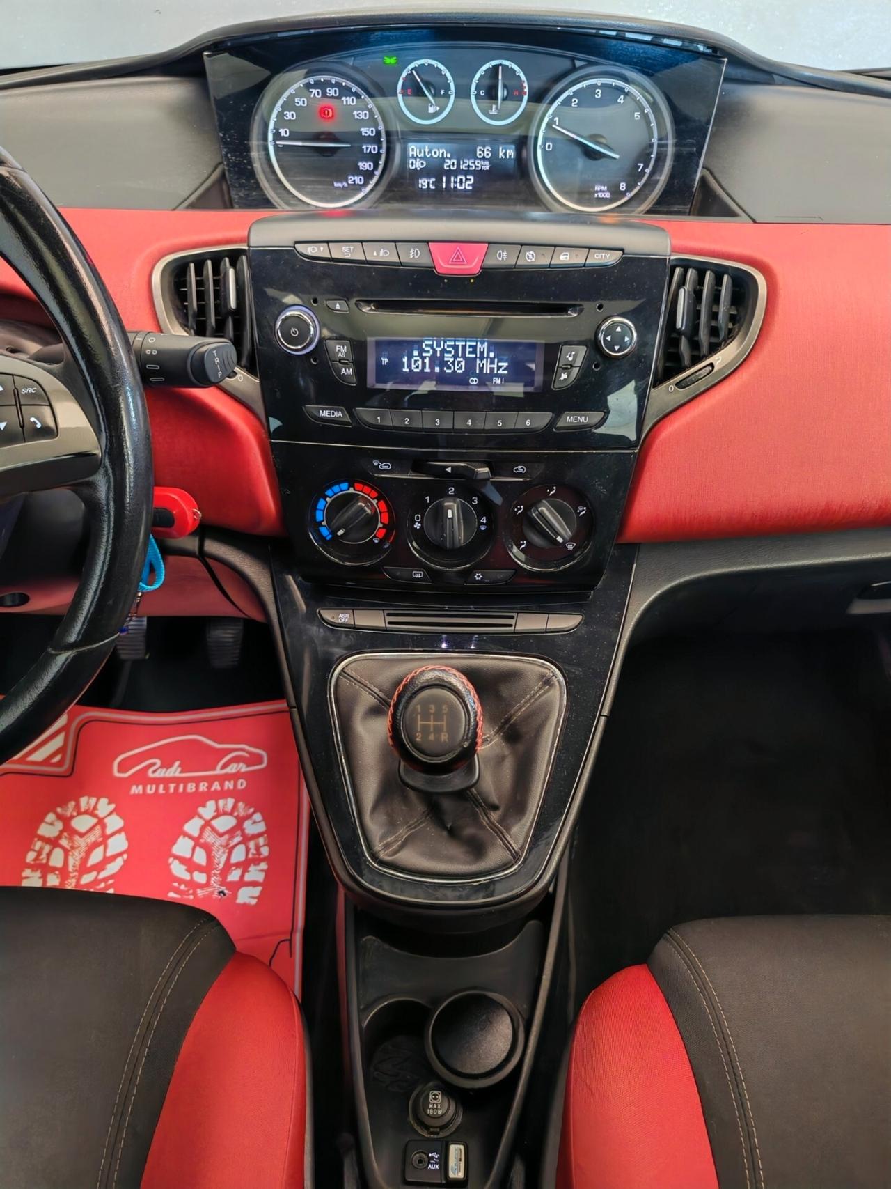 Lancia Ypsilon 1.2 69 CV 5 porte S&S Black&Red