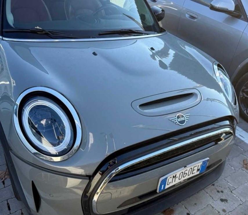 MINI COOPER SE GUARDA LE FOTO
