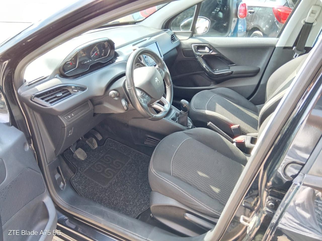 Peugeot 208 1.2 benzina Neopatentati