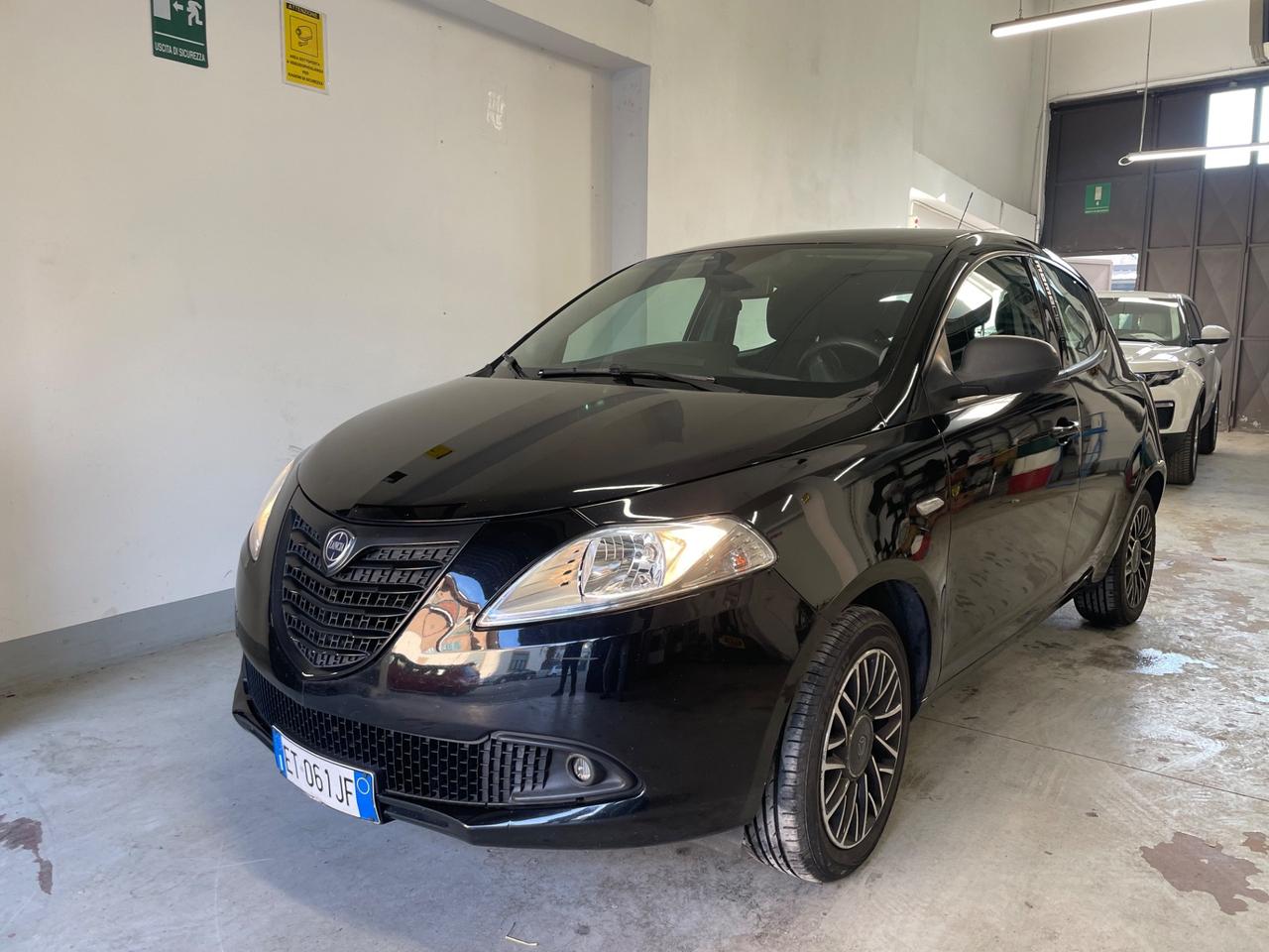 Lancia Ypsilon 1.2 69 CV 5 porte S Momodesign