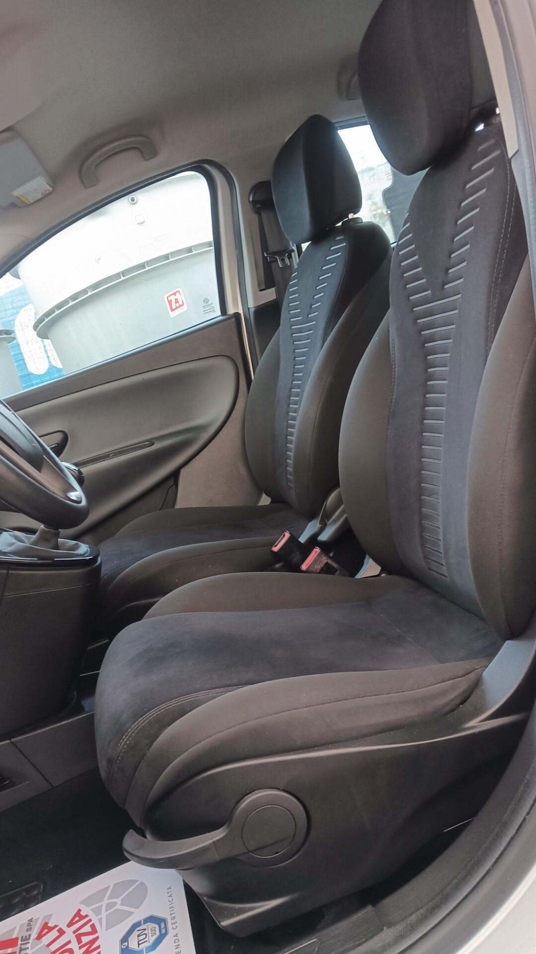 New Ypsilon 0.9 TwinAirTurbo 85cv Full Optional