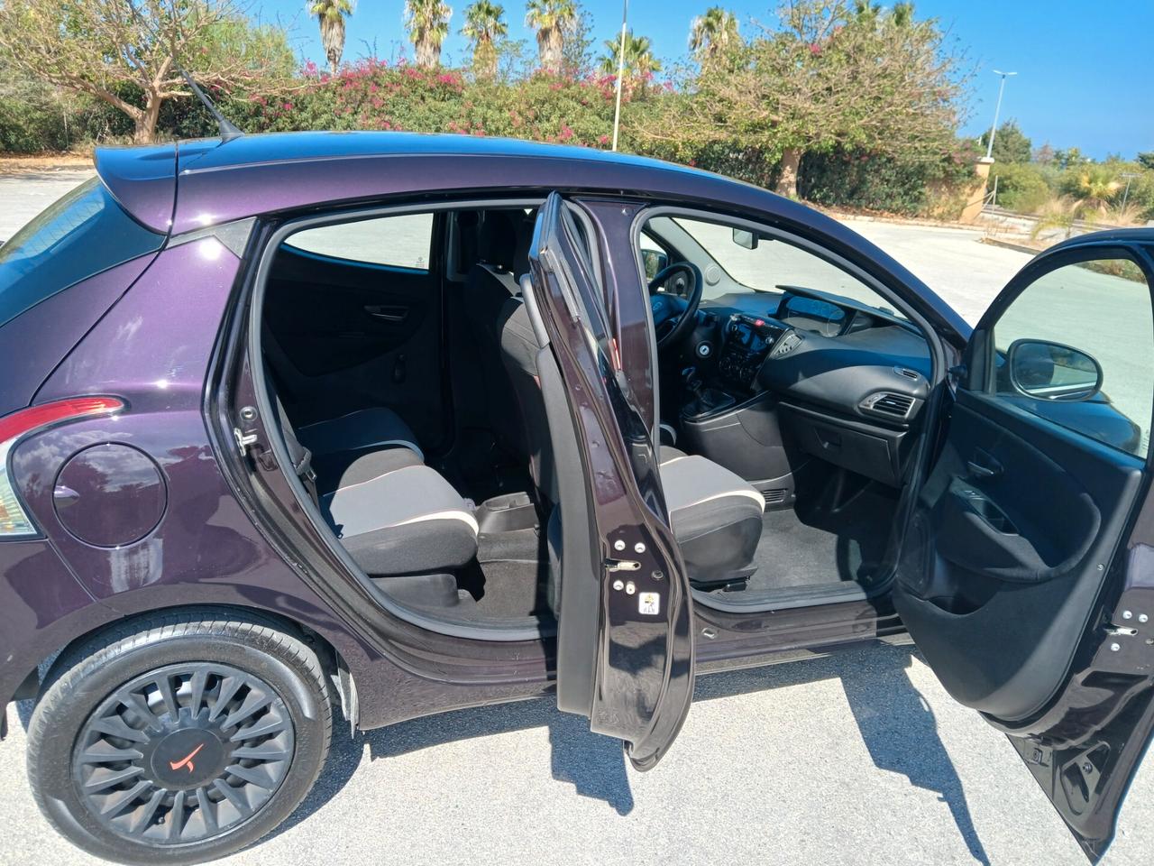 Lancia Ypsilon Silver