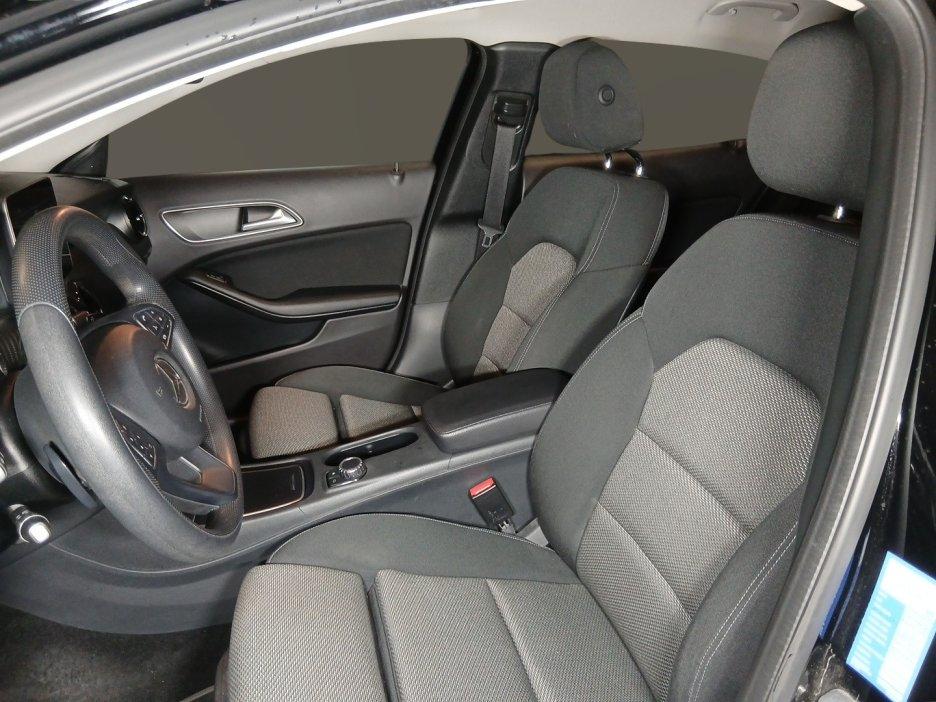 Mercedes-Benz GLA (X156) - GLA 200 d Automatic Business