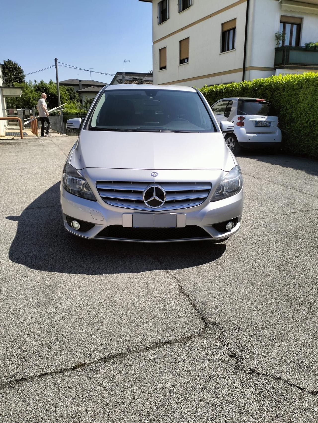 Mercedes-benz B 180 Benz Premium