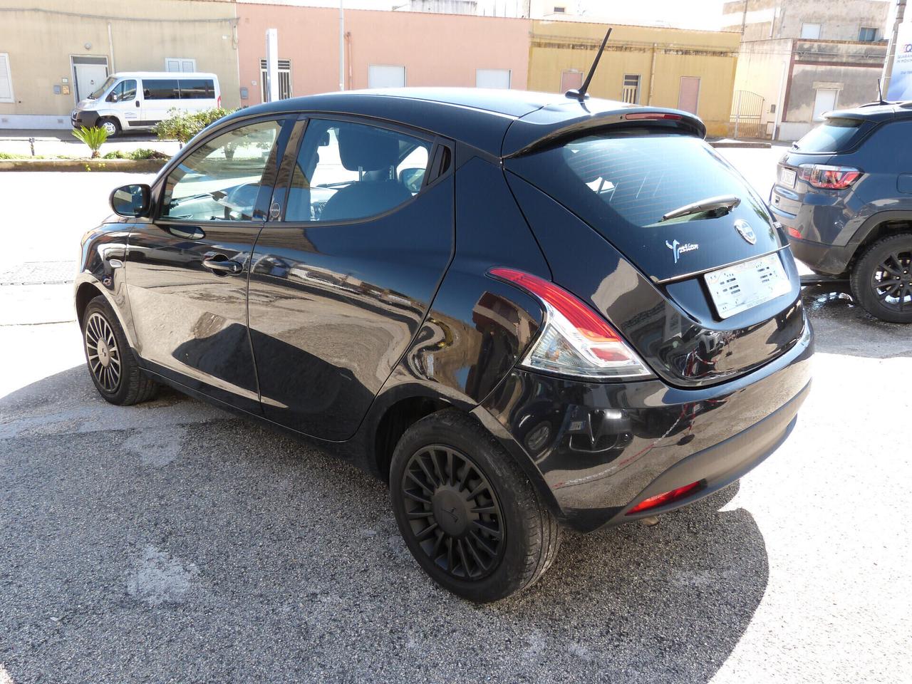 Lancia Ypsilon 1.0 S&S Hybrid Silver