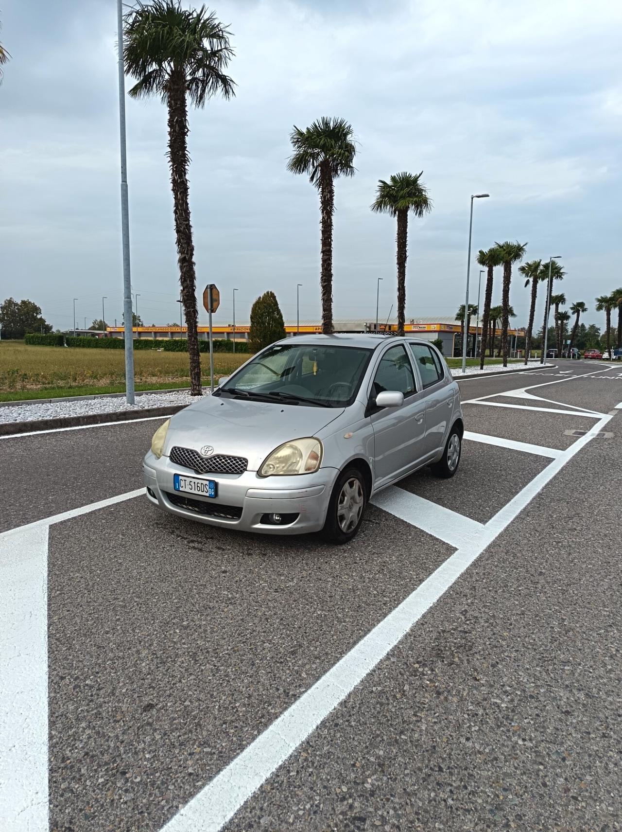 Toyota Yaris 1.3i 16V cat 5 porte Sol