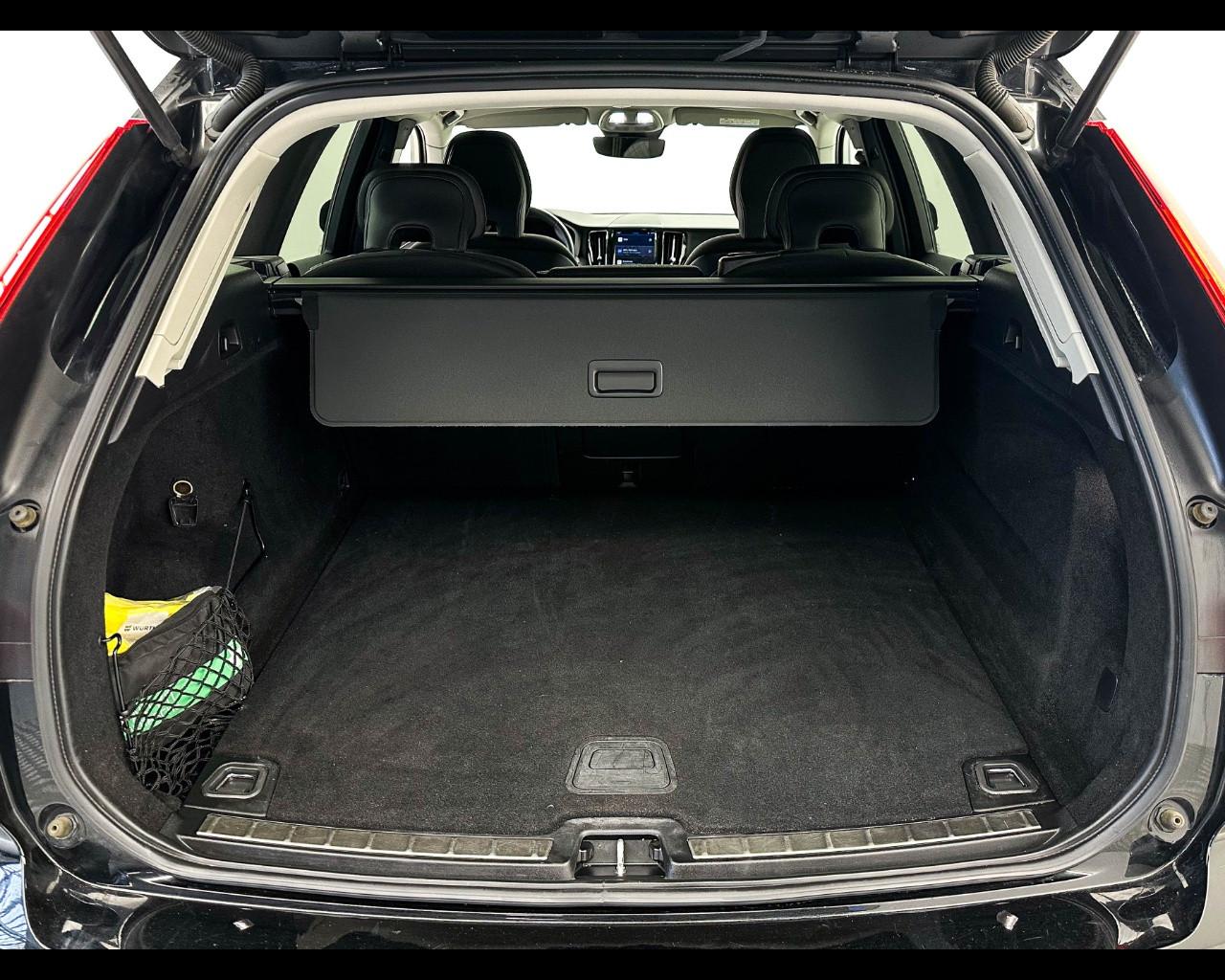 VOLVO XC60 B4 (d) AWD automatico Essential