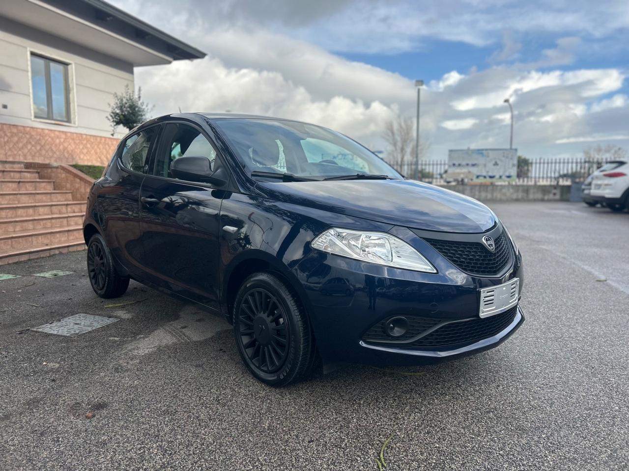 Lancia Ypsilon 1.0 Hybrid Ecochic