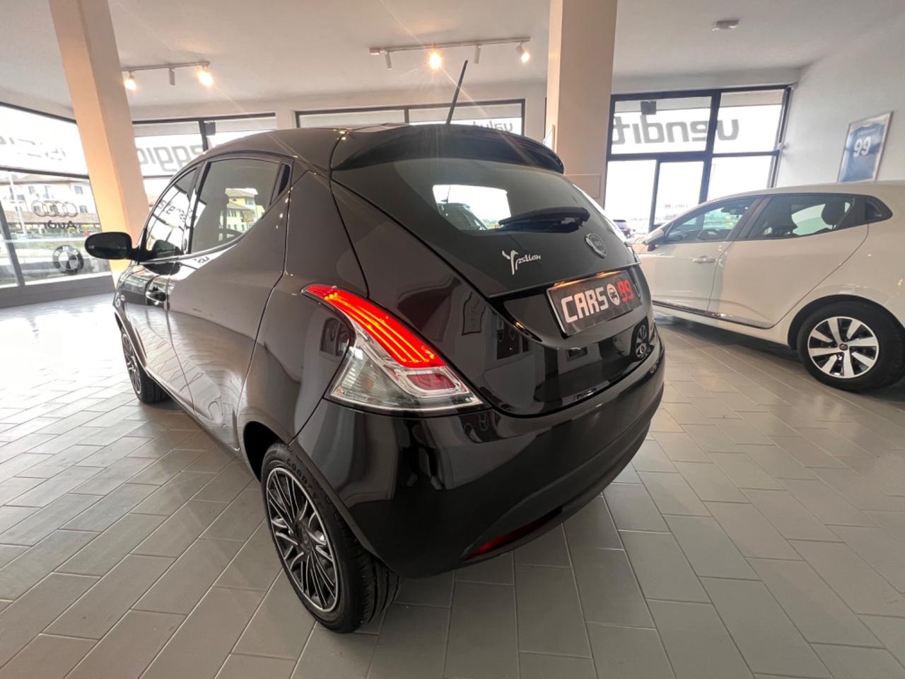 Lancia Ypsilon 1.0 FireFly 5 porte S&S Hybrid Ecochic Silver