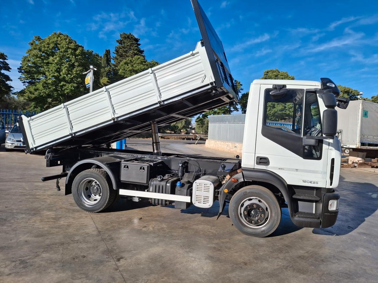 Iveco 120 e 25 ribaltabile passo 3105 con bloccaggio differenziale EURO 5