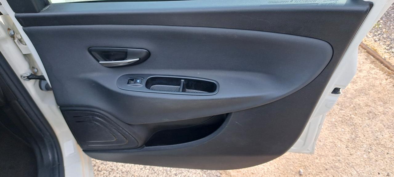 Lancia Ypsilon 0.9 TwinAir 85 CV 5 porte Metano Ecochic Silver