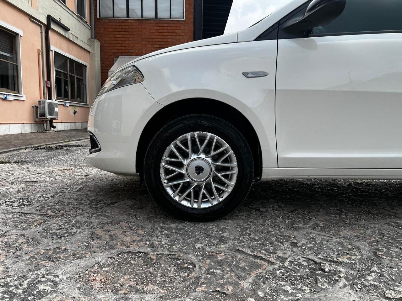Lancia Ypsilon 0.9 TwinAir 85 CV 5 porte Metano Ecochic Platinum