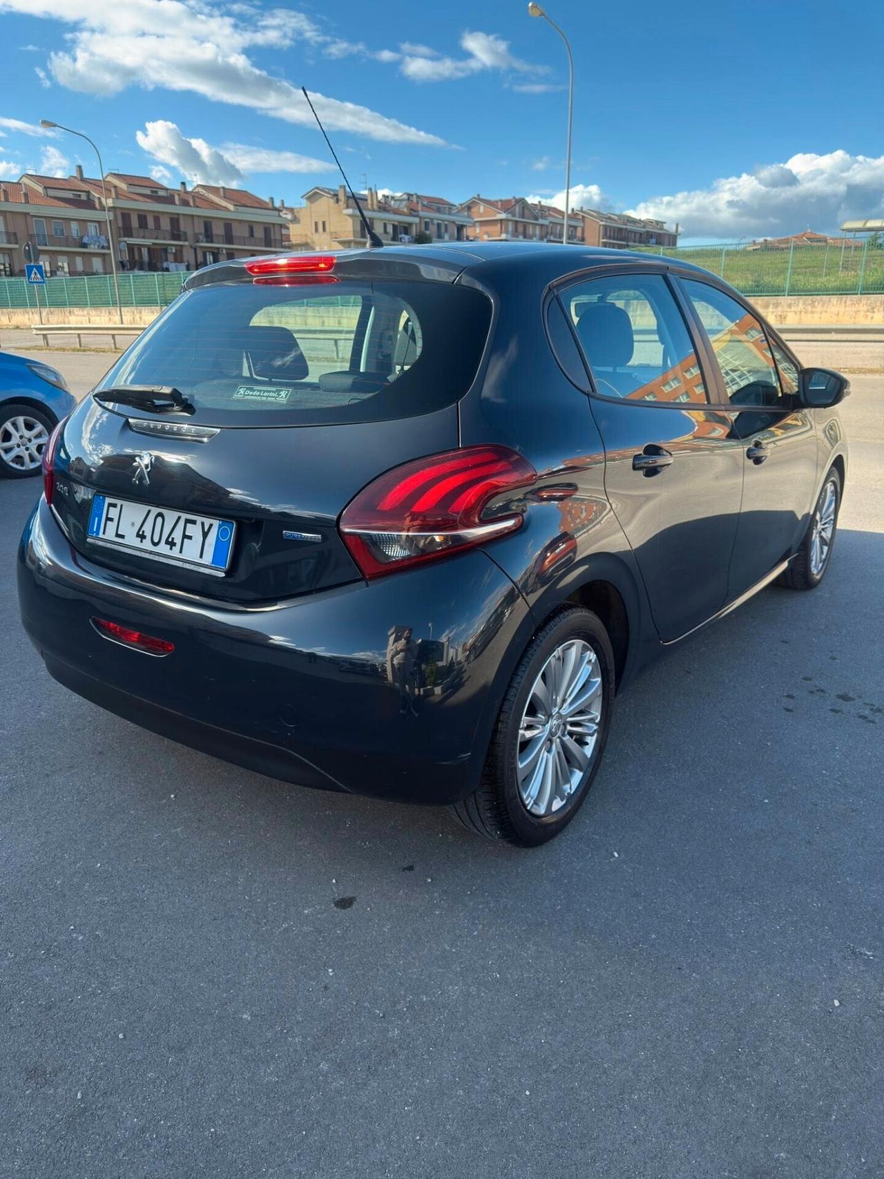 Peugeot 208 PureTech 82 5p. GPL Allure