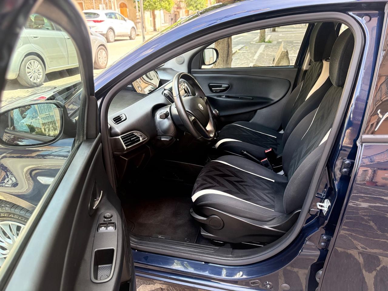 Lancia Ypsilon 1.2 69 CV 5P Gold UCONNECT Blue&Me