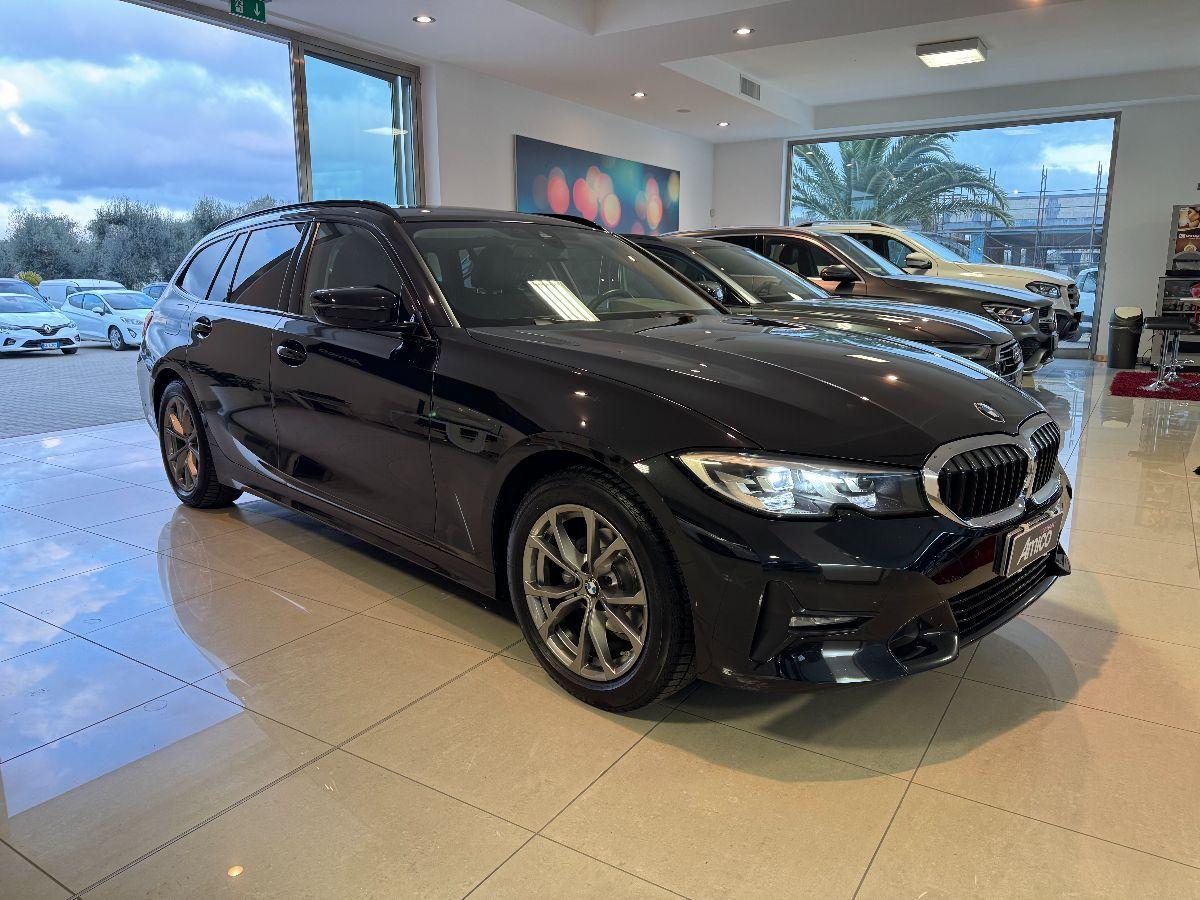 BMW Serie 3 Turing 318d 48V Sport Total Black 2021