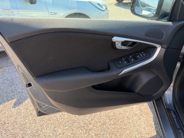 VOLVO V40 D3 Momentum