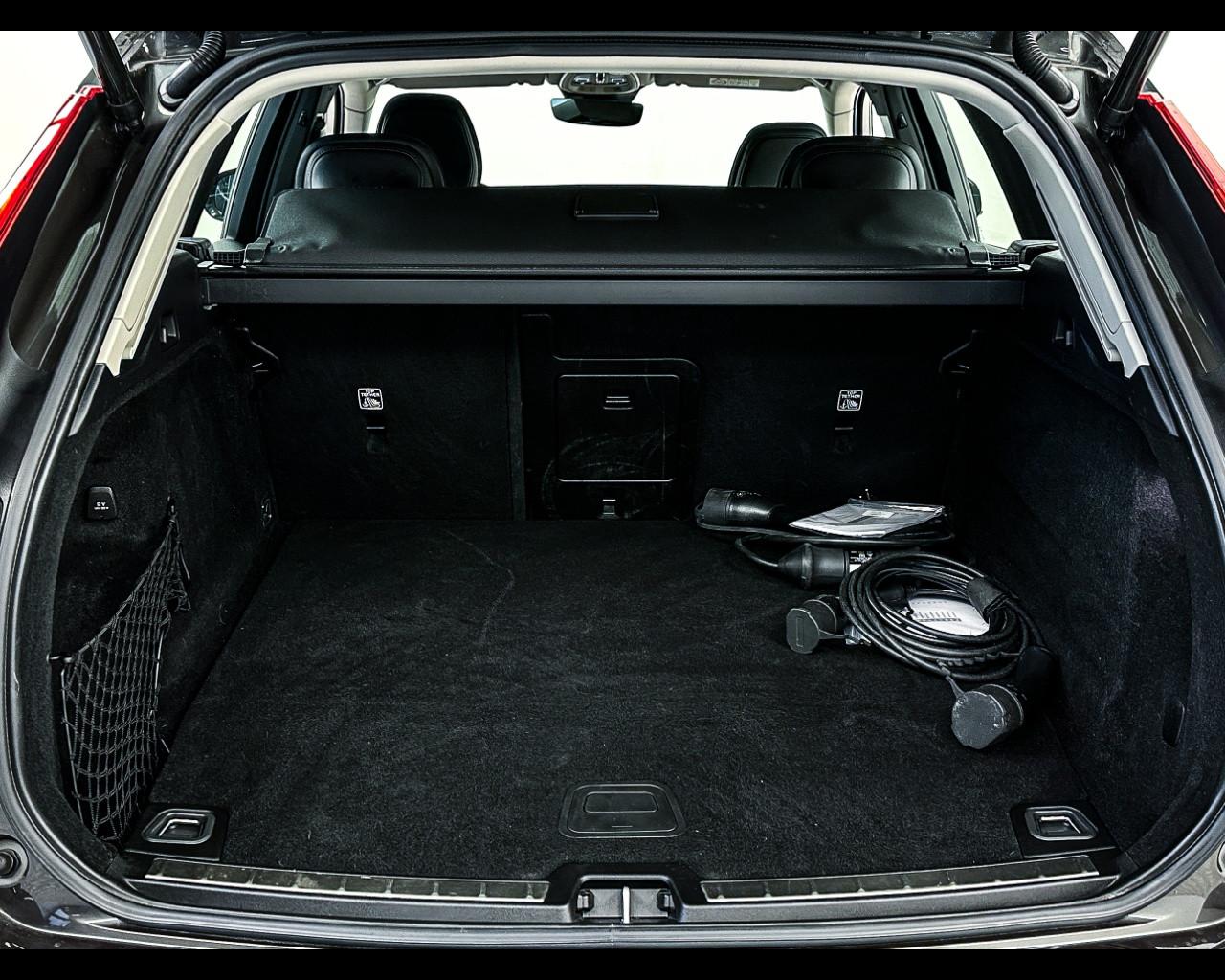 VOLVO XC60 (2017-->) - XC60 T6 Recharge Plug-in Hybrid AWD Inscription Expression