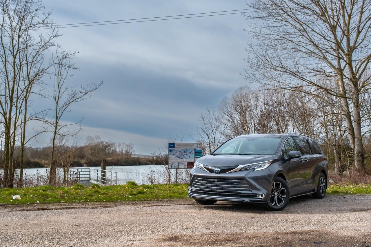 Toyota Sienna Limited Platinum Hybrid AWD