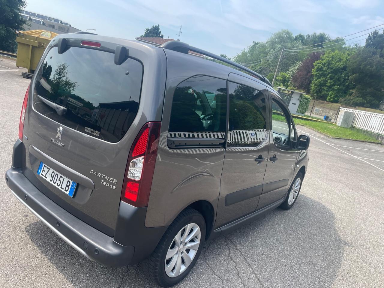 Peugeot Partner Tepee BlueHDi 100 Outdoor