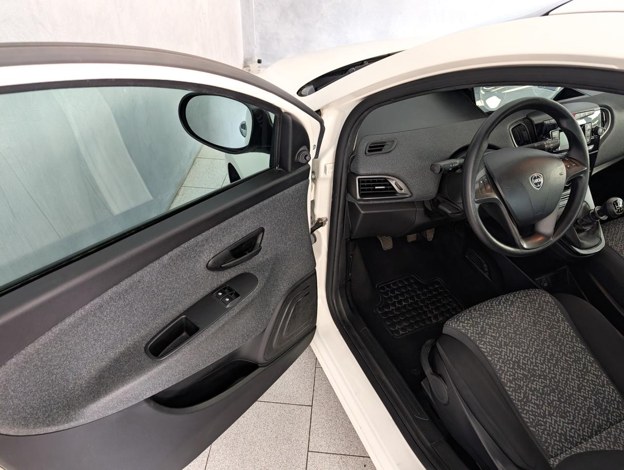 Lancia Ypsilon 1.0 Hybrid 70cv Silver