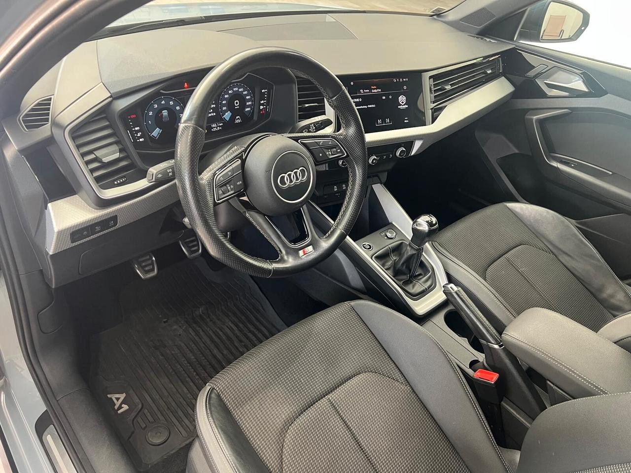 Audi A1 citycarver 30 TFSI Identity Contrast