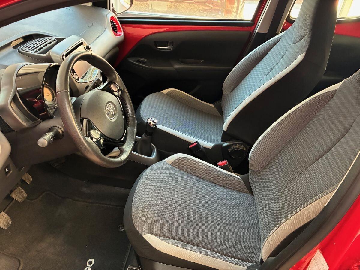 Toyota Aygo Connect 1.0 VVT-i 72 CV 5 porte x-clusiv red style